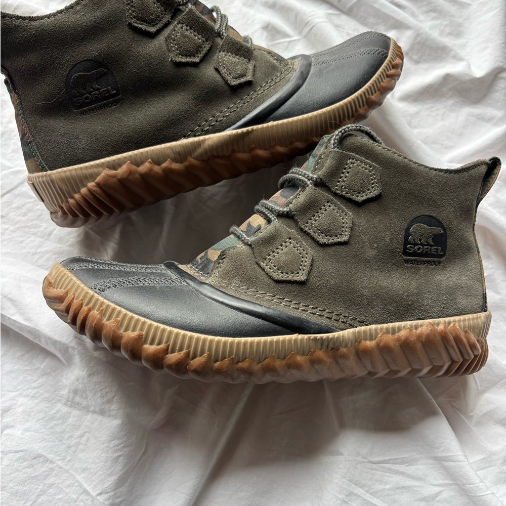 Sorel Olive and Black High-Top Boots
